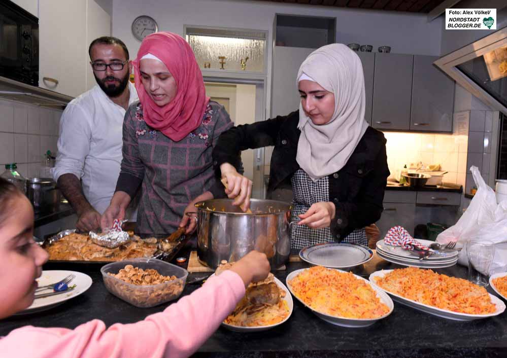 Gemeinsam wird gekocht und redet - Integration geht halt durch den Magen. Fotos: Alex Völkel