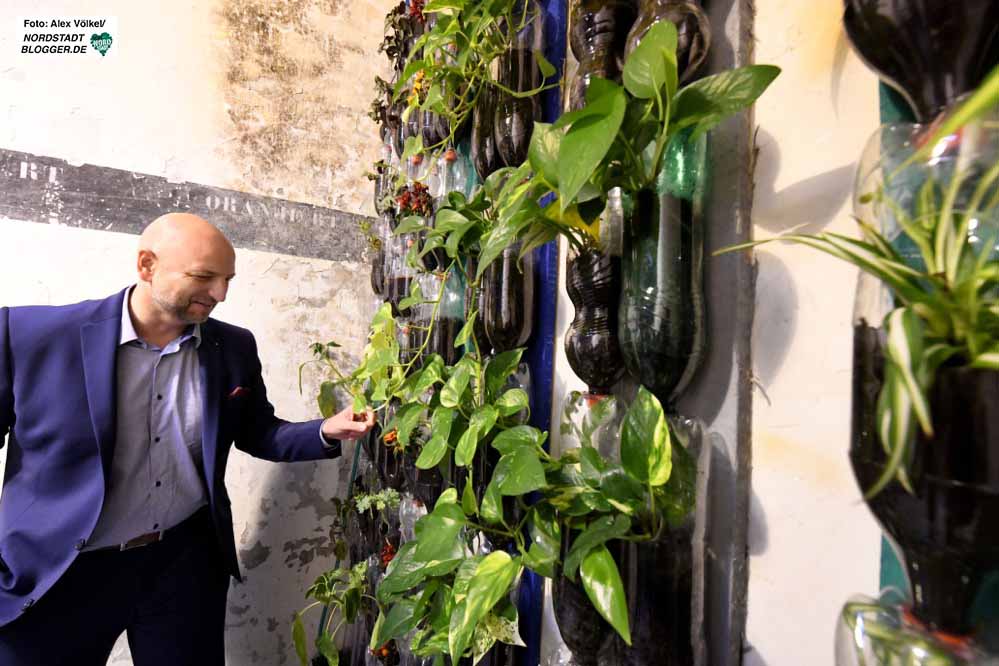 Wirtschaftsförderer Pascal Ledune war begeistert von den Möglichkeiten urbanen Anbaus und vertikaler Agrarkultur.