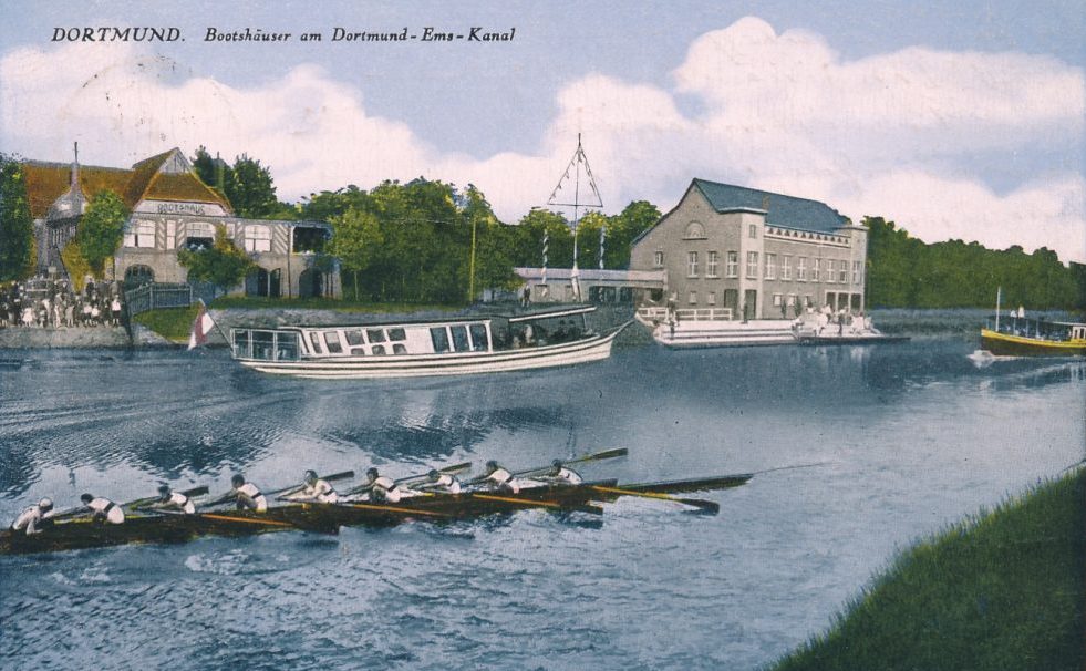 Das Städtische Bootshaus von 1909 (links) und das Bootshaus des RC Hansa 98 von 1923 und viel Verkehr auf dem Dortmund-Ems-Kanal, Ansichtskarte 1925/1930 (Sammlung Klaus Winter)