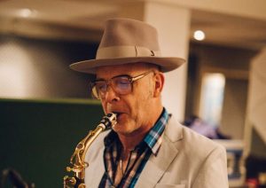 Der international renommierte Saxophonist Jan Klare tritt gemeinsam mit Limpe Fuchs auf. Foto: Medienmalocher