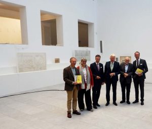 Stolz auf die Gemeinschaftsleistung: (v.l.)Prof. Wolfgang Sonne (TU Dortmund), Prof. Dr. Ursula Gather (Rektorin TU Dortmund), Ernst Uhing (Präsident AKNW), OB Ullrich Sierau, Klaus Fehlemann (Förderverein) und AKNW-Geschäftsführer Markus Lehrmann. Fotos: Simone Melenk