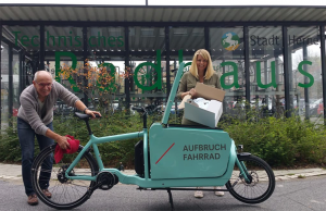 Thomas Semmelmann mit der Radverkehrsbeauftragten der Stadt Herne, Margarete Kreutzmann, mit einem Cargobike.