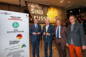 (v.l.:) DFB-Präsident Reinhard Grindel, OB Ullrich Sierau, Manuel Neukirchner und Dr. Eike Stiller vom Paderborner Kreis e.V. Foto: DFM/Schütze