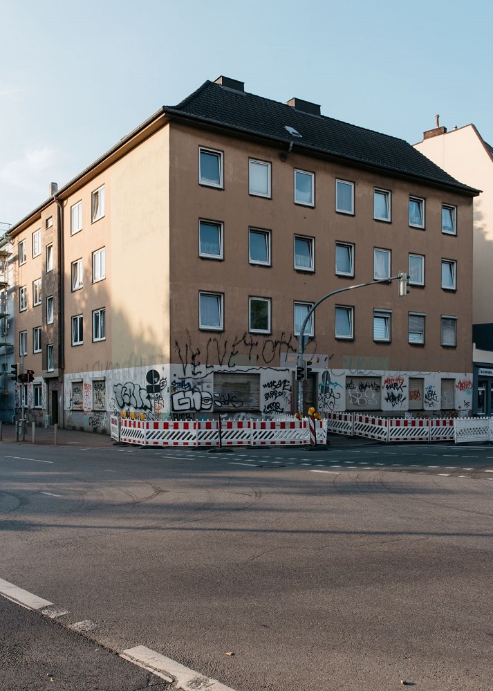 Das Haus auf der Ecke Treibstraße als häßliche Ente