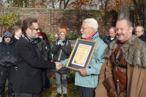 Dr. Horst Röhr überreicht die Ernennungsurkunde.