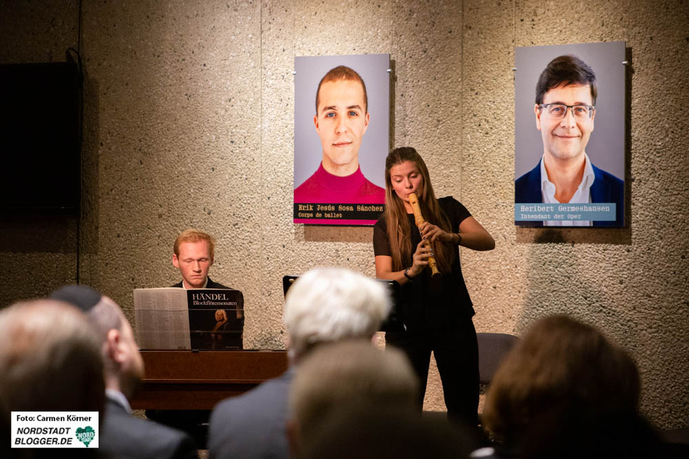 Musikalische Untermalung auf der Pogromsgedenkfeier im Foyer der Dortmunder Oper.