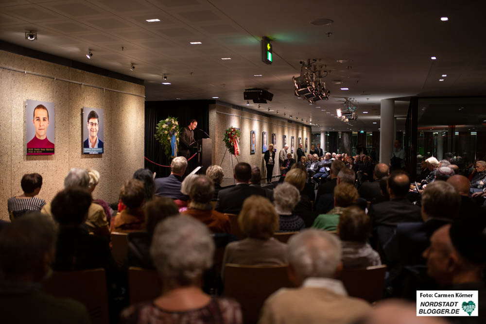 Tobias Ehinger, Manager des Balletts Dortmund, spricht das Begrüßungswort der Pogromsgedenkfeier im Foyer der Dortmunder Oper.