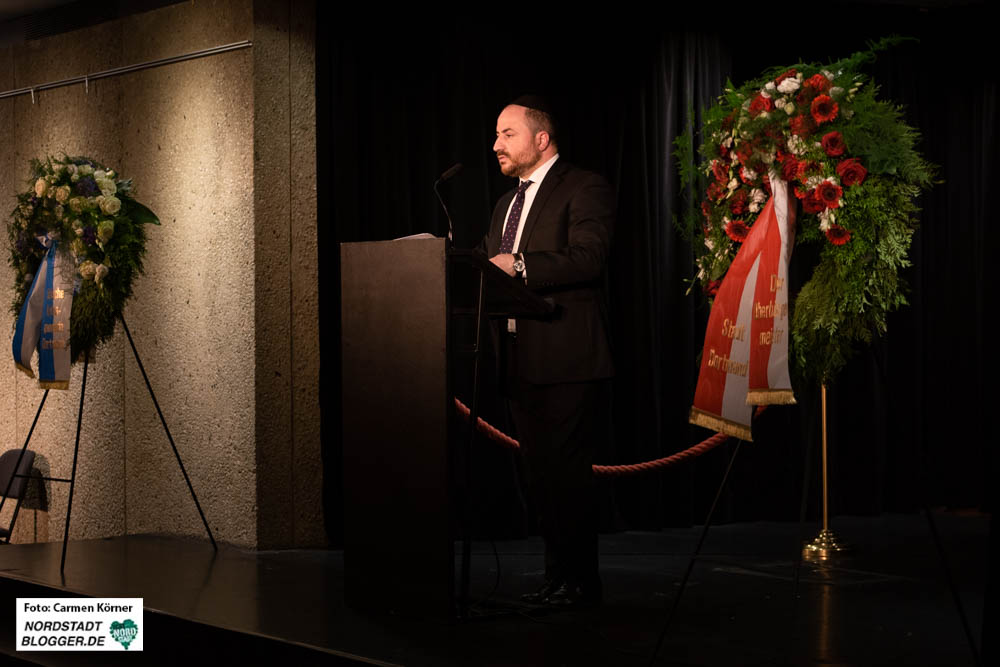 Rabbiner Baruch Babaev von der jüdischen Kulturgemeinde Dortmund hält eine Rede auf der Pogromgedenkfeier.