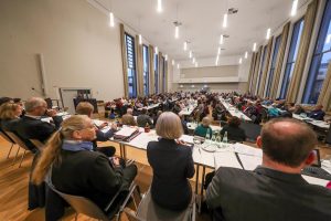 Die Kreissynode setzt sich aus 243 Mitgliedern aus 28 Kirchengemeinden zusammen. Foto: Stephan Schuetze