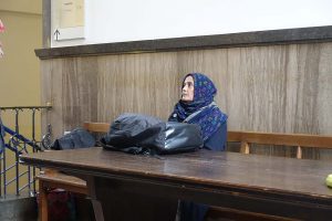 Klägerin Saeeda Khatoon hofft auf Gerechtigkeit, wurde jedoch vorerst nicht angehört. Die Enttäuschung darüber ist ihr anzusehen.