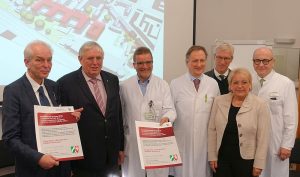 (v.l.): Rudolf Mintrop (Vorsitzender der Geschäftsführung des Klinikums Dortmund), Karl-Josef Laumann (NRW-Gesundheitsminister), Prof. Dr. Dominik Schneider (Direktor der Klinik für Kinder- und Jugendmedizin im Klinikum Dortmund), Dr. Andreas Leutner (Direktor der Klinik für Kinderchirurgie und -urologie im Klinikum Dortmund), Jan-Christian Parzies-Koschmieder (Pflegedienstleitung des Westfälischen Kinderzentrums im Klinikum Dortmund), Ulrike Matzanke (Vorsitzende des Aufsichtsrates des Klinikums Dortmund) sowie Prof. Dr. Michael Schwarz (Ärztlicher Direktor des Klinikums Dortmund)