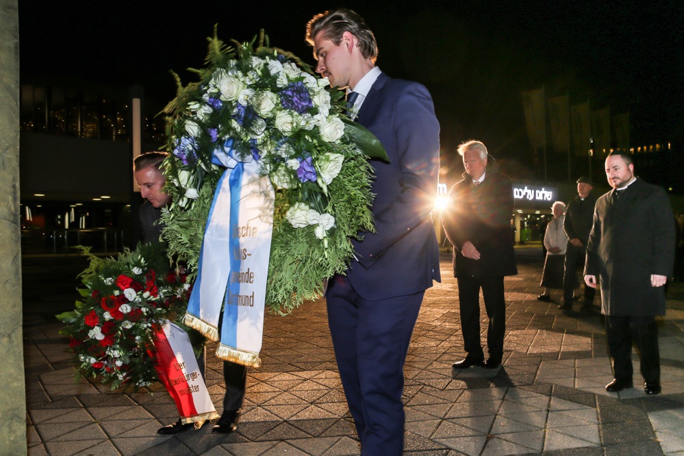 Holocaust-Gedenken 2018 in Dortmund: Kranzniederlegung am Platz der Alten Synagoge mit OB Ullrich Sierau und Rabbiner Baruch Babaev