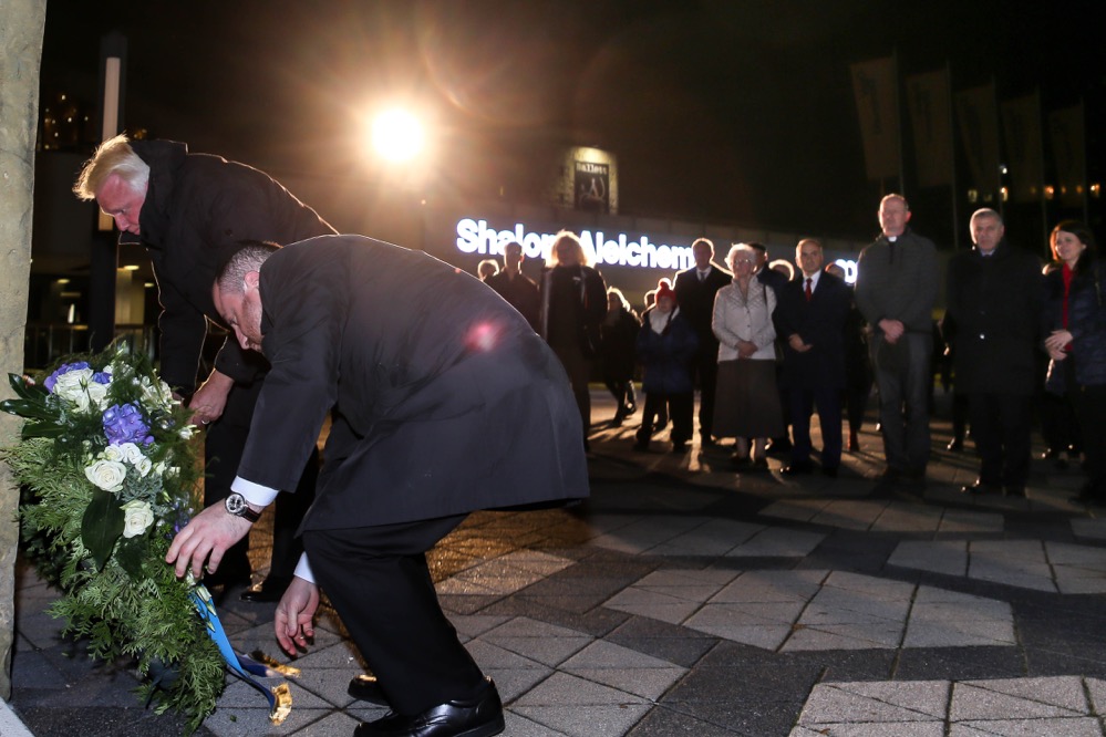Holocaust-Gedenken 2018 in Dortmund: Kranzniederlegung am Platz der Alten Synagoge mit OB Ullrich Sierau und Rabbiner Baruch Babaev