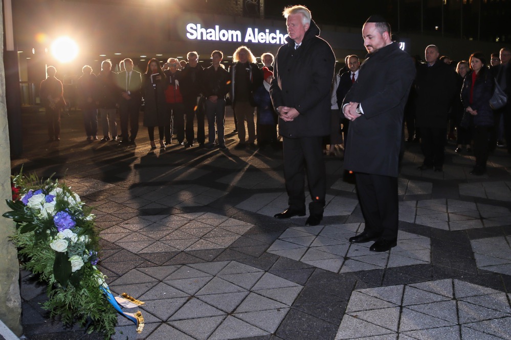 Holocaust-Gedenken 2018 in Dortmund: Kranzniederlegung am Platz der Alten Synagoge mit OB Ullrich Sierau und Rabbiner Baruch Babaev