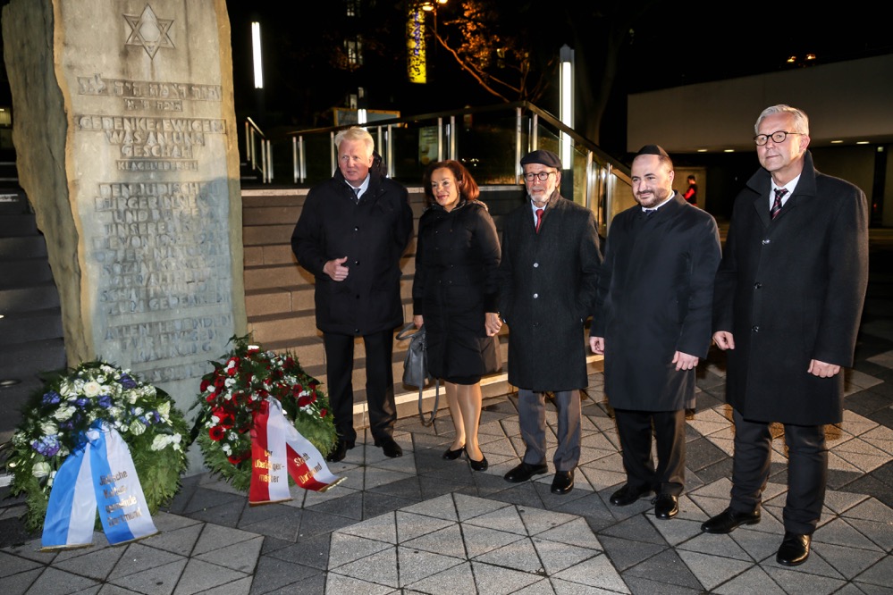 Holocaust-Gedenken 2018 in Dortmund: Kranzniederlegung am Platz der Alten Synagoge mit OB Ullrich Sierau und Rabbiner Baruch Babaev