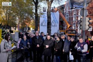 Schätzungsweise 400 bis 500 Menschen gedachten in Dorstfeld dem Holocaust. Foto: Alex Völkel