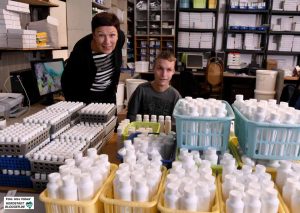 Martina Würker schaut Marius Leupold bei der Arbeit über die Schulter.