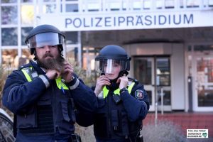 Wenn die Einsatzkräfte die ballistische Helme aufsetzen, besteht höchste Gefahr. 