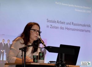 Die Selbstreflexion rassistischen Handelns und Denkens stand bei Prof. Dr. Susanne Spindler von der Fachhochschule Düsseldorf im Fokus. Ihr Thema: „Soziale Arbeit und Rassismuskritik in Zeiten des Heimatministeriums“. 