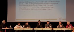 Die Podiumdiskussionsteilnehmer in der Aula