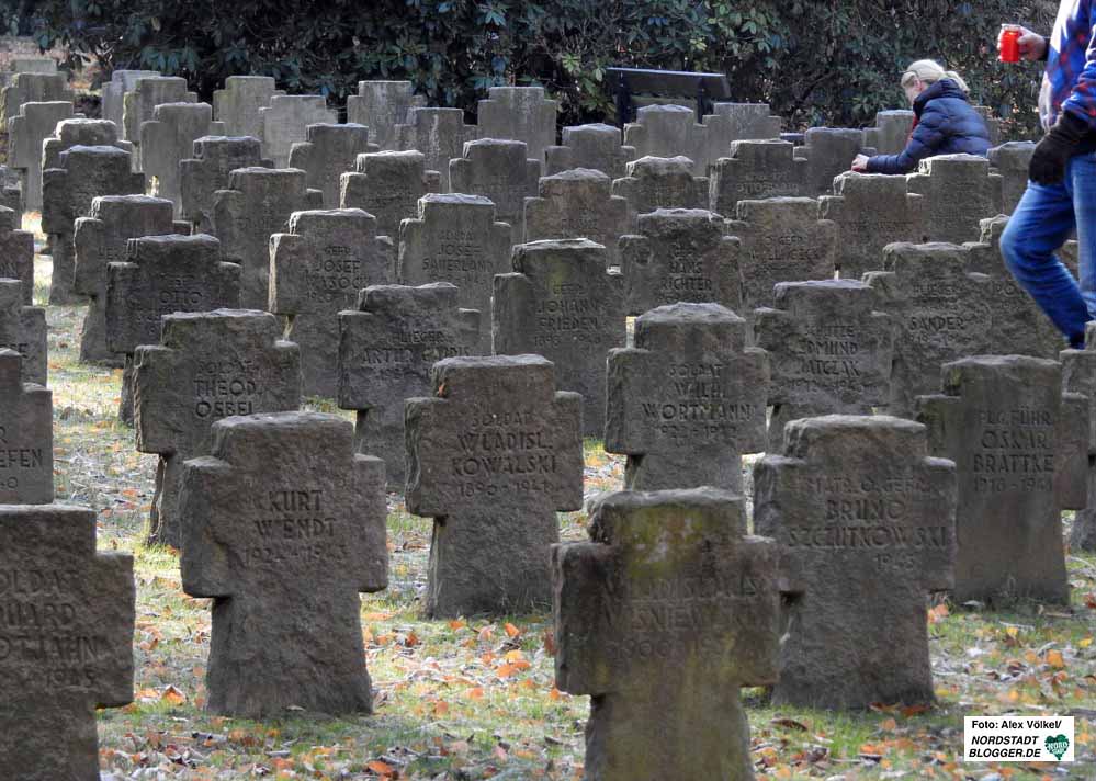 Stadt Dortmund und Volksbund luden zum Gedenken auf den Hauptfriedhof ein. Fotos: Alex Völkel