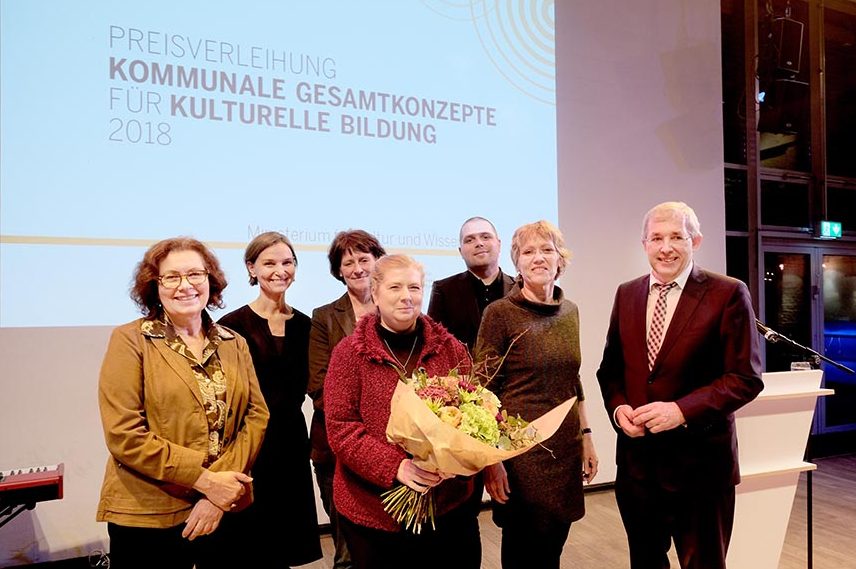 Bild der Preisverleihung mit (v.l.) Claudia Kokoschka (Kulturbüro), Mechthild Eickhoff (UZWEI), Andrea Dennissen (FABIDO), Martina Bracke (Kulturbüro), Niclas Meier (Jugendamt), sowie Daniela Schneckenburger und Klaus Kaiser.