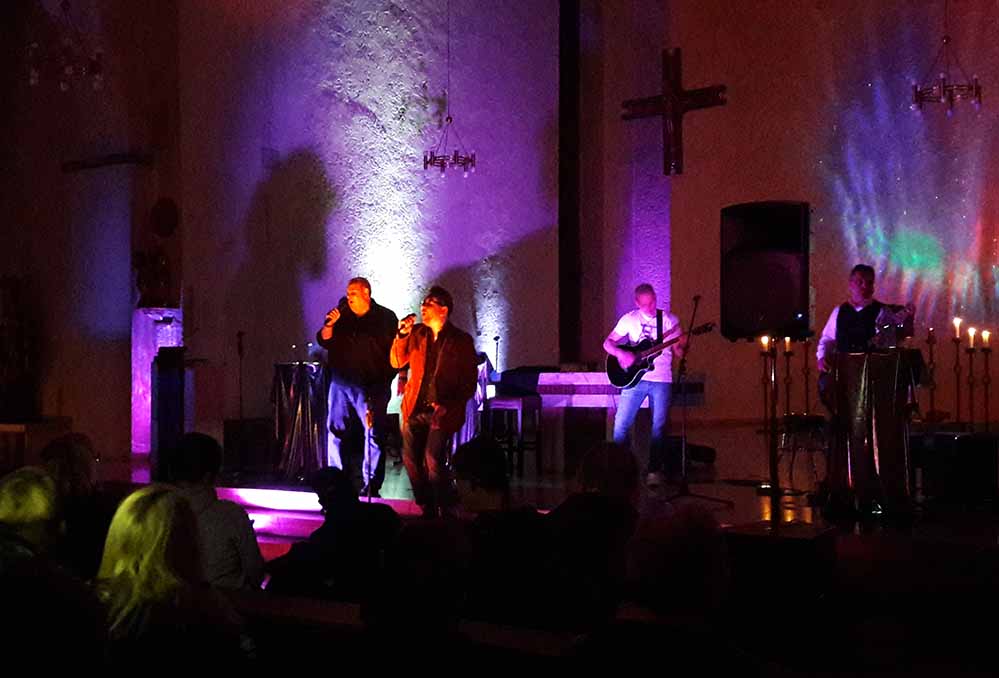 In der Dreifaltigkeitskirche in der Nordstadt fand „Songabend“ von Matthias „Kasche“ Kartner statt. Fotos: Lisa König