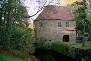 Das Torhaus im Rombergpark. Foto: Jürgen Wassmuth