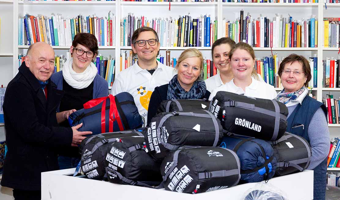 100 Schlafsäcke für Menschen in Not - Kana Suppenküche, Gast-Haus und „bodo“ freuen sich über Spende der Amazon Logistik Dortmund GmbH