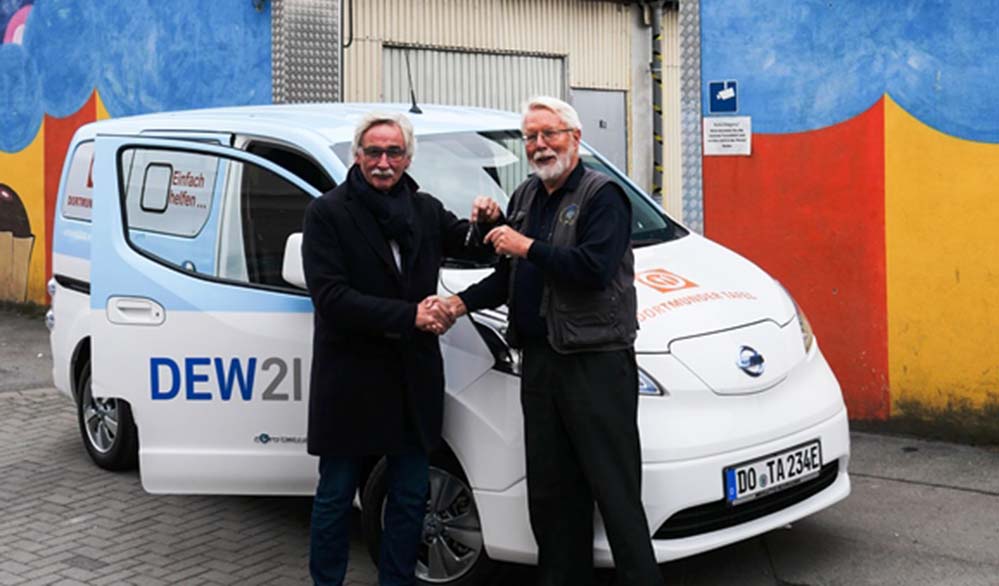 DEW21Elektroauto Übergabe an die Tafel