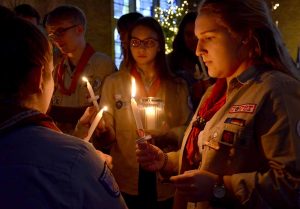  Aus Linz in Österreich brachten Pfadfinderinnen das Friedenslicht nach Dortmund und verteilten es am Sonntag in der St. Josephs-Kirche. Fotos: Michael Bodin / pdp