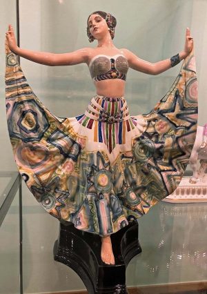 "Tänzerin" - eine Porzellanarbeit von Albert Dominique Rosé aus dem Jahr 1911.