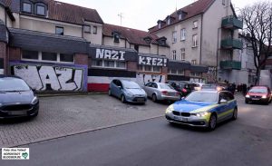 Dank der zahlreichen Graffiti - geduldet vom Eigentümer der Immobilien - verfestigt sich das Image des „Nazi-Kiez“.