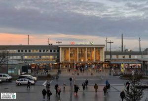 Auch der Bahnhofsvorplatz - auf der Nord- und auf der Südseite - sollen aufgewertet werden. Foto: Alex Völkel