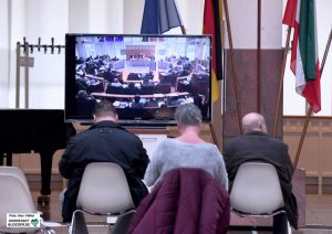 Rats-TV - weil die Besuchertribüne zu voll war, wurde die Ratssitzung in die Bürgerhalle übertragen.