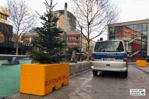 Absperrungen dienen der Sicherheit des Weihnachtsmarktes. Foto: Alex Völkel