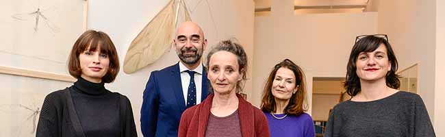 Auf dem Gruppenbild (v.li.) Kuratorin Natalie Calkozan, Edwin Jacobs (Direktor des Dortmunder U und des MO), Künstlerin Lili Fischer. Antje Utermann-Funke (Geschäftsführerin der Freunde des Museums Ostwall) und Dr. Nicole Grothe, Kuratorin und Leiterin der Sammlung des MO. Fotos: Roland Gorecki, Dortmund Agentur