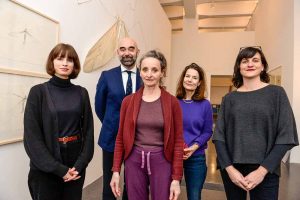 Auf dem Gruppenbild (v.li.) Kuratorin Natalie Calkozan, Edwin Jacobs (Direktor des Dortmunder U und des MO), Künstlerin Lili Fischer. Antje Utermann-Funke (Geschäftsführerin der Freunde des Museums Ostwall) und Dr. Nicole Grothe, Kuratorin und Leiterin der Sammlung des MO. Fotos: Roland Gorecki, Dortmund Agentur