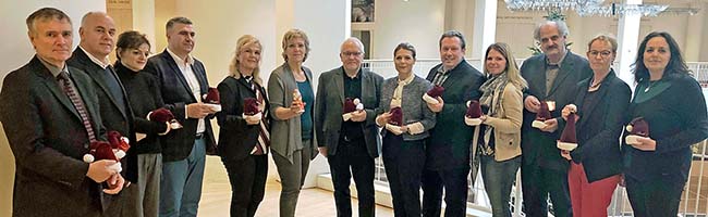 Schuldezernentin Daniela Schneckenburger (Mitte) überraschte die Lehrer-Delegation aus Pristina im Kosovo mit einem Nikolaus. Foto: Joachim vom Brocke