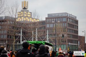 Seebrücken-DemonstrantInnen vor dem Dortmunder U.