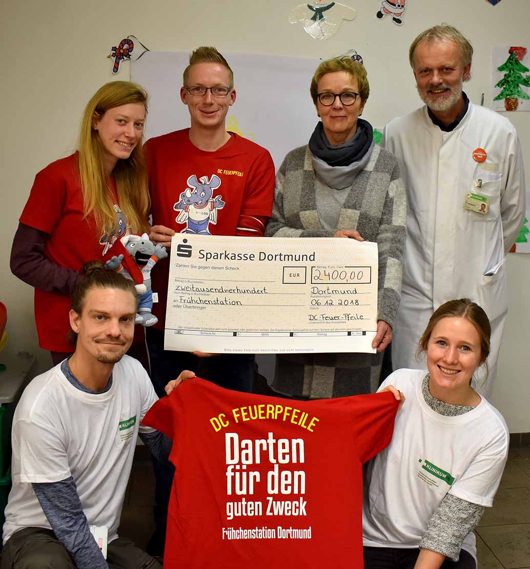 Erlös aus einjähriger Sammelaktion des Dartvereins - Großer Einsatz für die ganz Kleinen: DC Feuer Pfeile spenden 2.400 Euro an Frühchen-Station