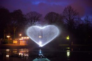 Lichtkunstwerke aus Wasser haben ihren ganz besonderen Reiz.