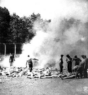 Leichen werden von einem Sonderkommando verbrannt, fotografiert von Alberto Errera, 1944. Quelle: Wiki