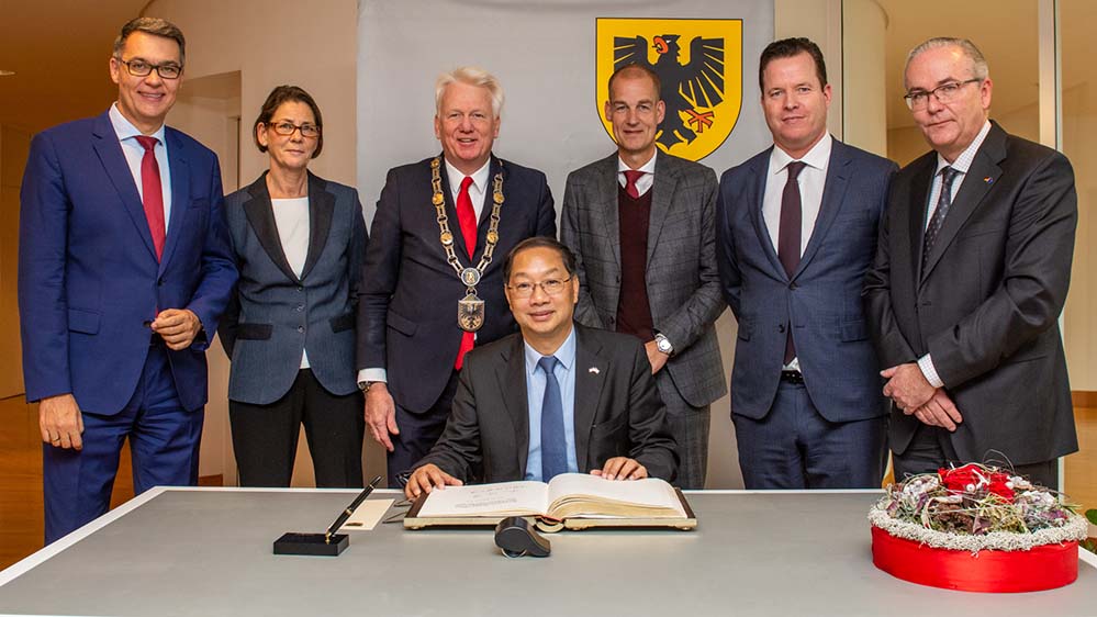 Chinesischer Botschafter trug sich ins Goldene Buch ein Der chinesische Botschafter Mingde Shi hat sich heute in das Goldene Buch der Stadt Dortmund eingetragen. Oberbürgermeister Ullrich Sierau, Bürgermeisterin Birgit Jörder, der Verwaltungsvorstand und Vertreter aus der Stadtgesellschaft begrüßten Mindge Shi. Der Botschafter lobt in seiner Ansprache die Städtepartnerschaft Dortmunds mit der chinesischen Partnerstadt Xi’an, welche im letzten Jahr ihr 25-jähriges Bestehen feierte. Sie sei ein herausragendes Beispiel für die 80 bestehenden Städtepartnerschaften zwischen China und Deutschland. Ullrich Sierau stellt in seiner Rede heraus, an welchen Stellen in Dortmund China überall stattfindet. Im Fokus steht dabei deutlich das Thema Ausbildung – etwa durch verschiedene Schüleraustausche oder chinesische Studenten an der Fachhochschule und TU Dortmund. Der Botschafter und Oberbürgermeister Sierau wollen für die Zukunft auf den guten Erfahrungen und Kooperationen der Vergangenheit aufbauen, um so das Verhältnis zwischen Xi’an und Dortmund weiter zu stärken.