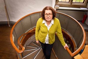 Claudia Kokoschka, Leiterin des Kulturbüros, auf der engen Treppe im Torhaus Rombergpark. Bild: Roland Gorecki / Dortmund Agentur.