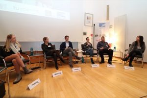 Diskutierten über vertrauenswürdigen Journalismus: (v.l.) Cristina Helberg von CORRECTIV, Prof. Dr. Wiebke Möhring vom Institut für Journalistik, Moderator Jonas Hüster, Moderatorin Lena Feuser, Bürgermedienmacher Mathias Tauche und Kommunikationswissenschaftlerin Dr. Katherine Engelke von der Westfälischen Wilhelms-Universität Münster. Foto: TU Dortmund