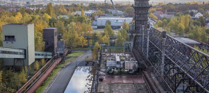 Auf dem Erlebnispfad Natur und Technik wandeln die BesucherInnen auf den Spuren von Kohle zu Koks und erfahren an einzelnen Stationen den Produktionsverlauf. Foto: Markus Bollen