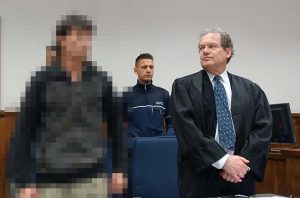 Der Angeklagte Toader Silviu E. und Anwalt Pieplow, der seinen Mandanten immer wieder zur Ruhe ermahnen musste. Nach der Aussage des Opfers will sich der Tatverdächtige zu den Vorwürfen äußern. Foto: Sascha Fijneman