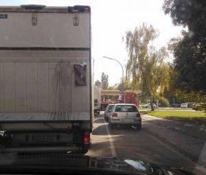 Oft stauen sich drei und mehr Lkw an der Kreuzung zur Brackeler Straße zurück. 