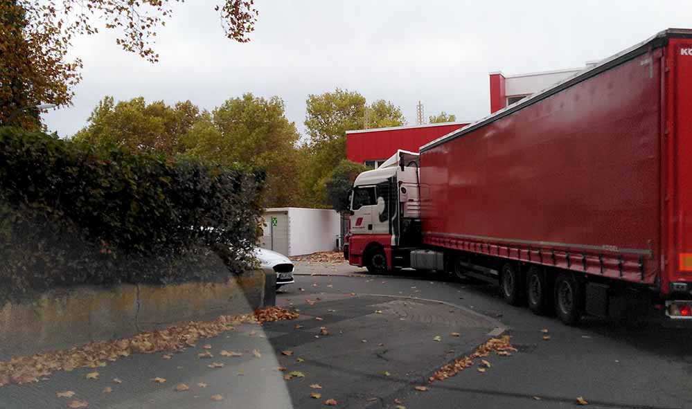 Der Straßenquerschnitt reicht für die Sattelschlepper nicht aus. Fotos: André Groß